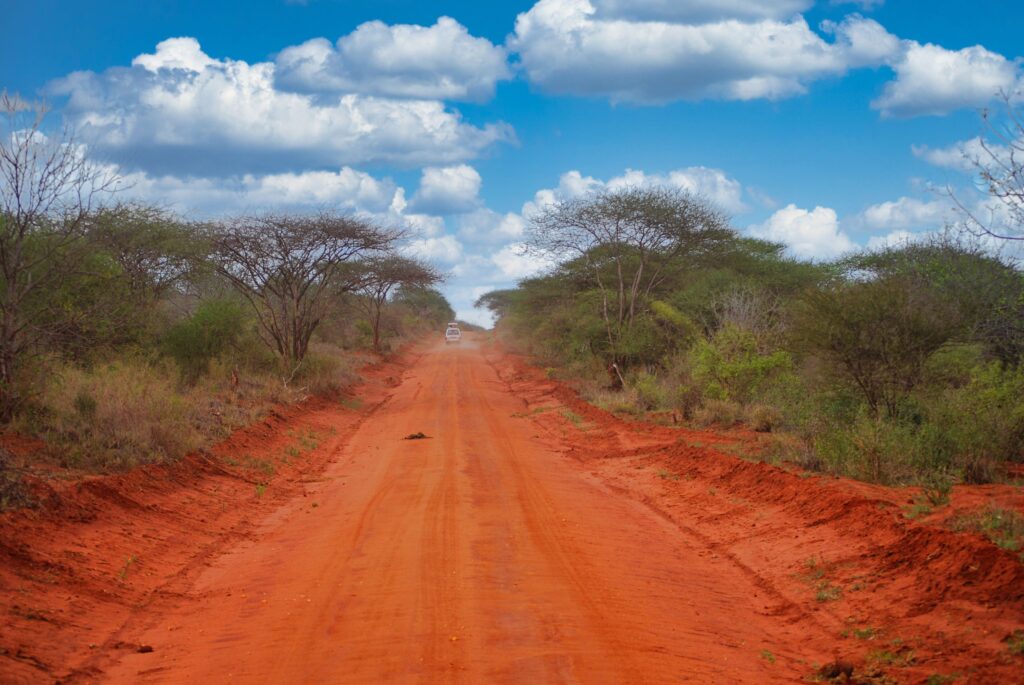 charakterystyczna pomarańczowa droga podczas safari w Tsavo West