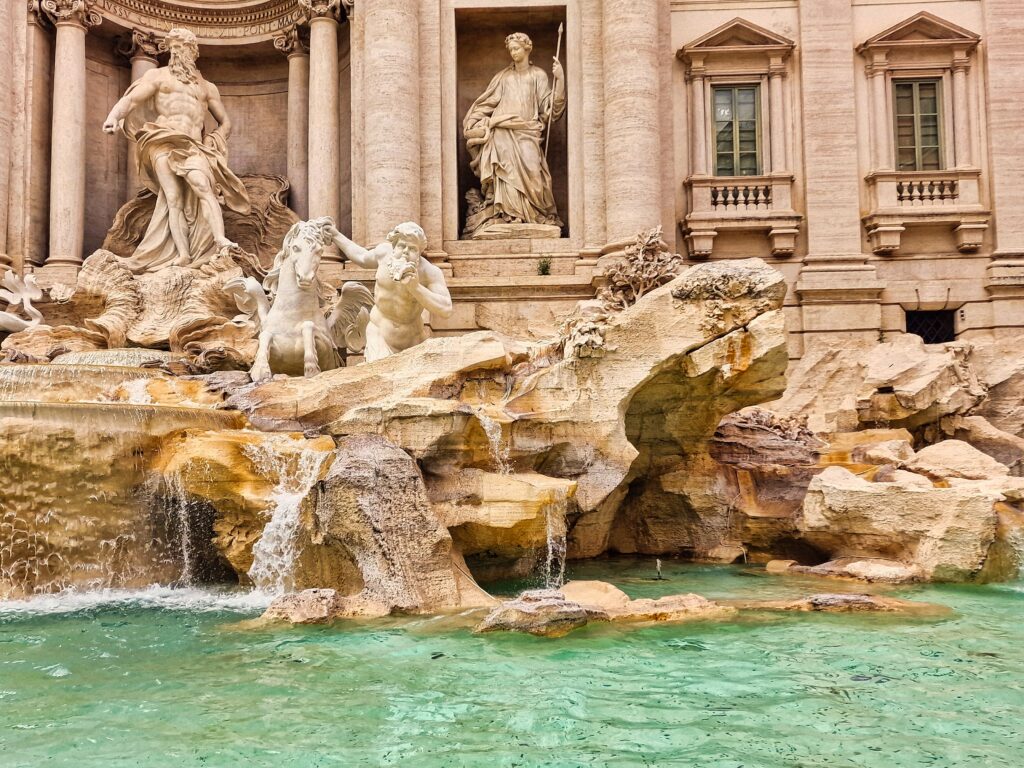 Fontanna di Trevi - chyba najsłynniejsza fontanna w Wiecznym Mieście podczas wycieczki do Rzymu