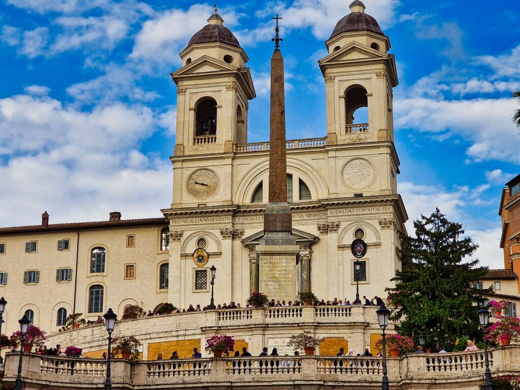 Kościół Trinità dei Monti przy słynnych Schodach Hiszpańskich podczas majówki w Rzymie
