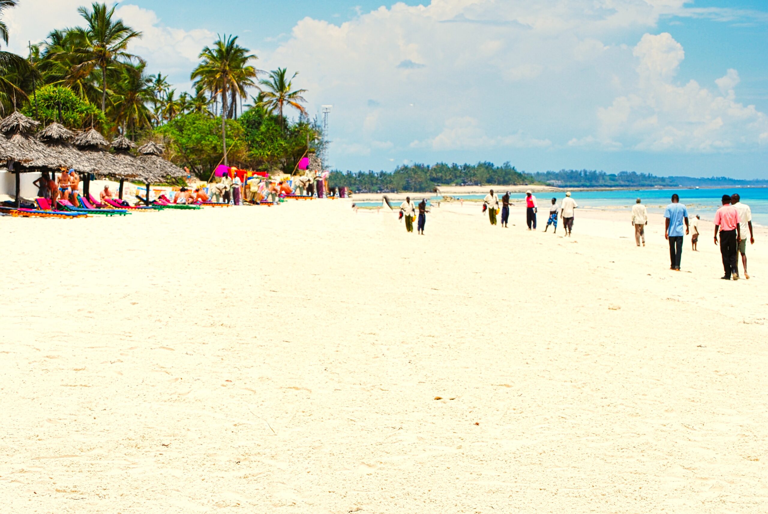 plaża z białym piaskiem w okolicach Mombasy nad Oceanem Indyjskim