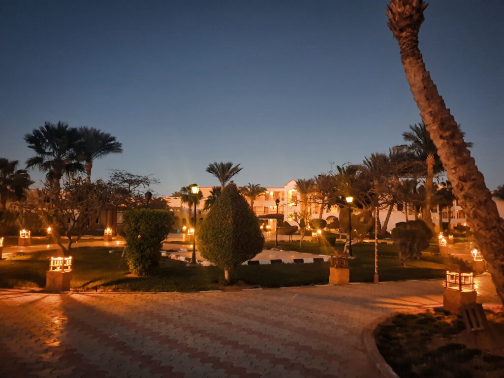 kompleks hotelowy w Nabq koło Szarm el Szejk podczas wieczornego spaceru koło hotelowych basenów