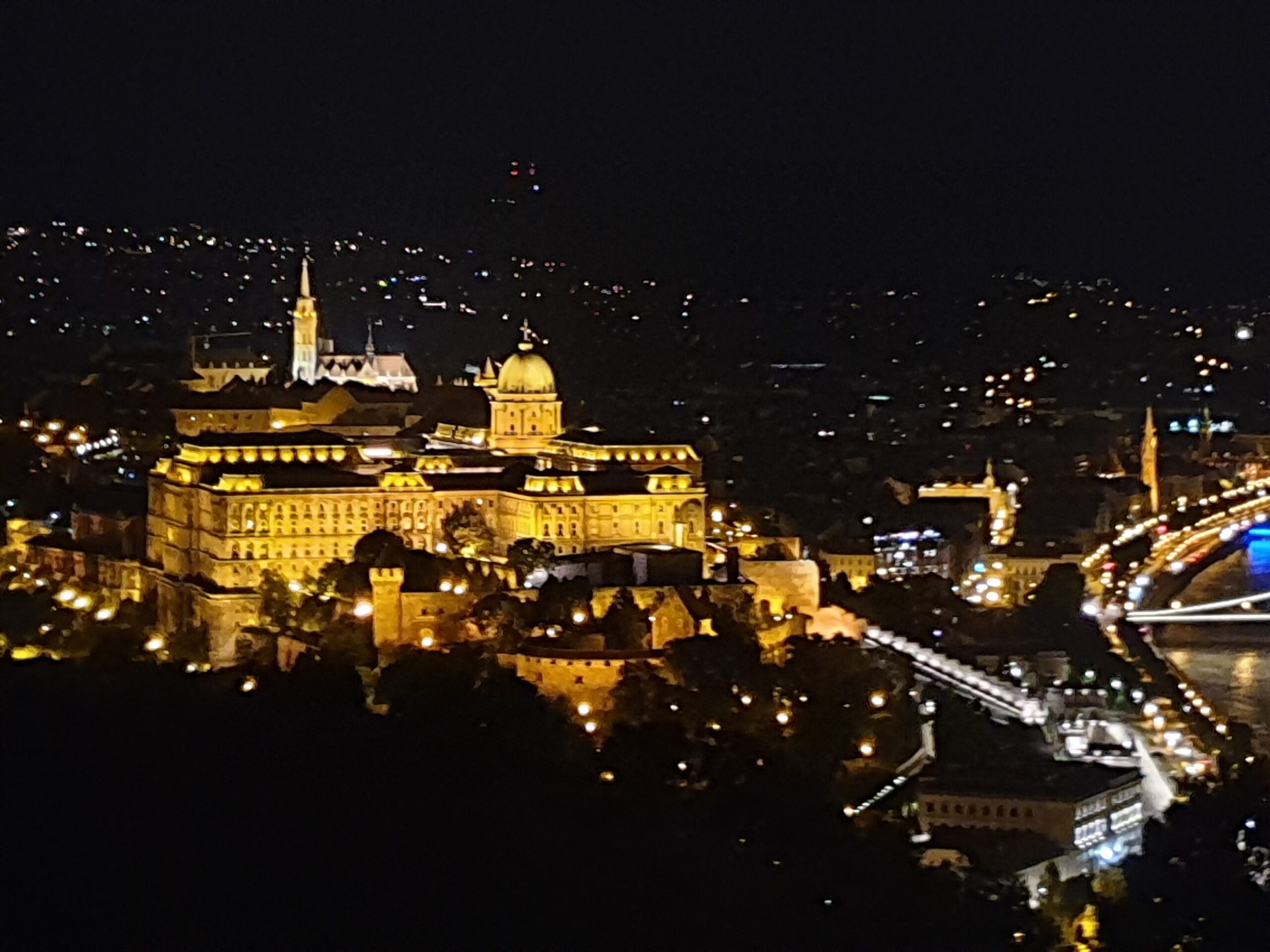Wzgórze Zamkowe nocą uwiecznione podczas krótkiej wycieczki do Budapesztu na weekend