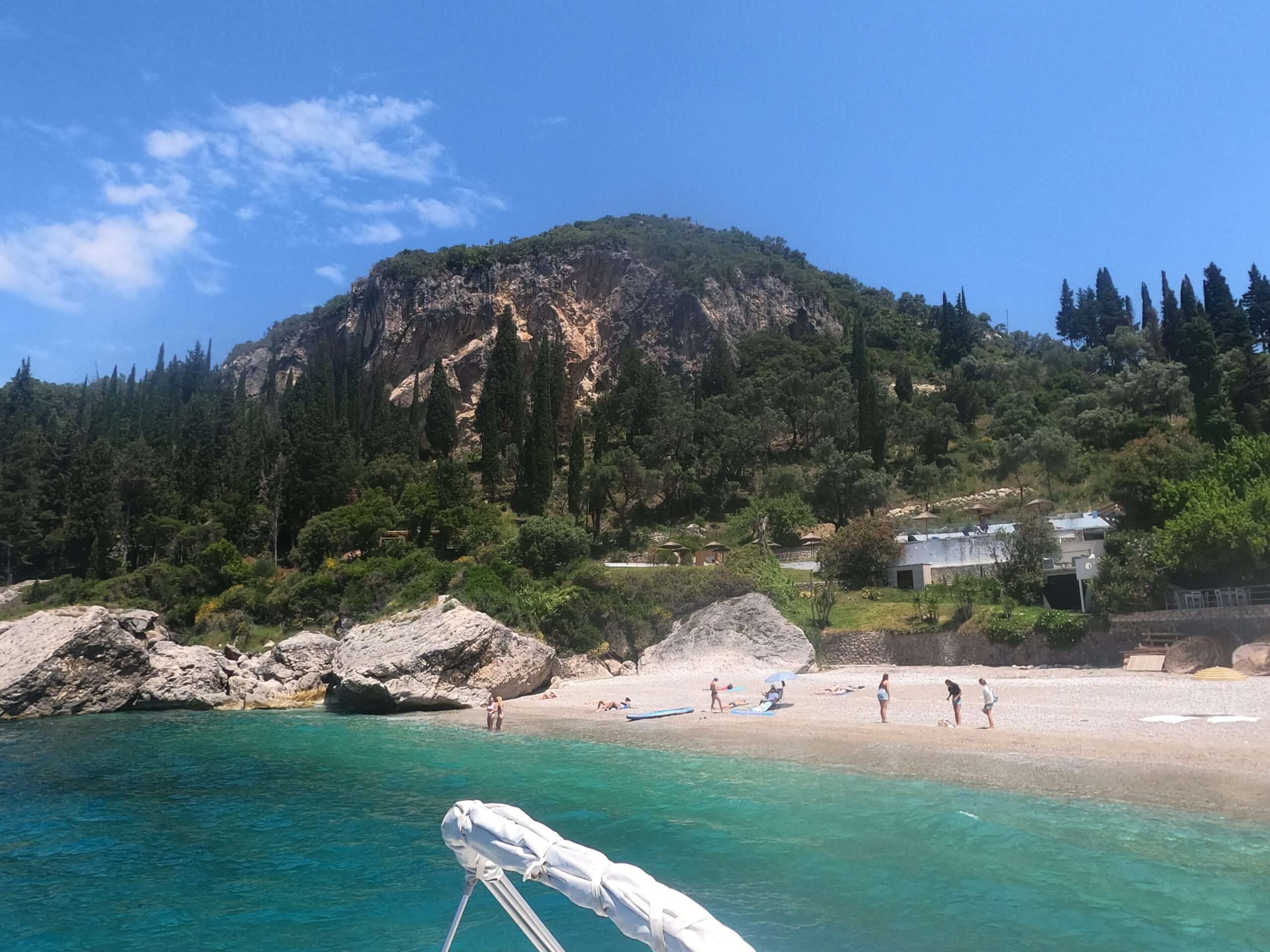 Liapades Bay to jedna z najładniejszych plaż na Korfu, na jej zachodnim wybrzeżu