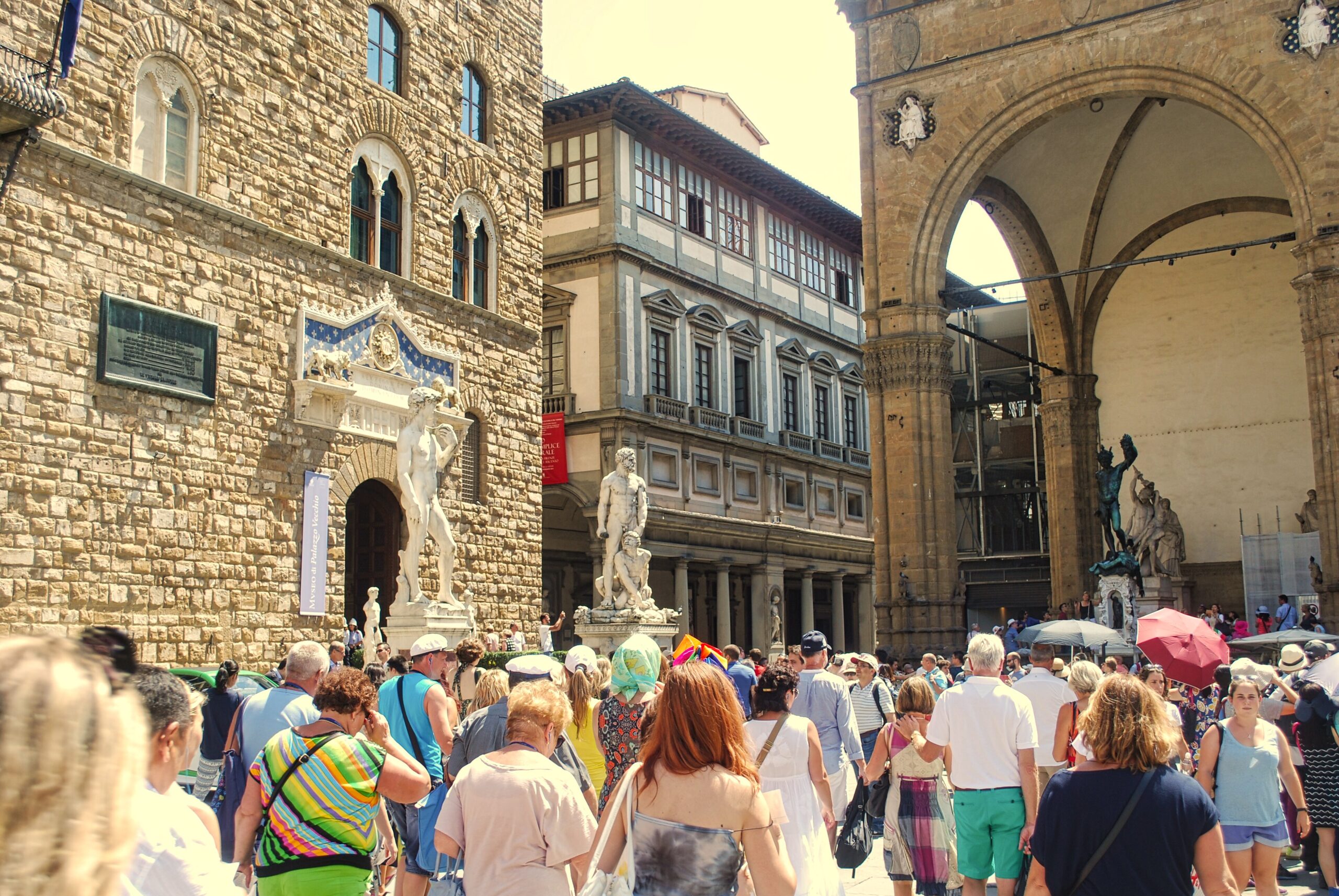zatłoczony plac pełen turystów we Florencji