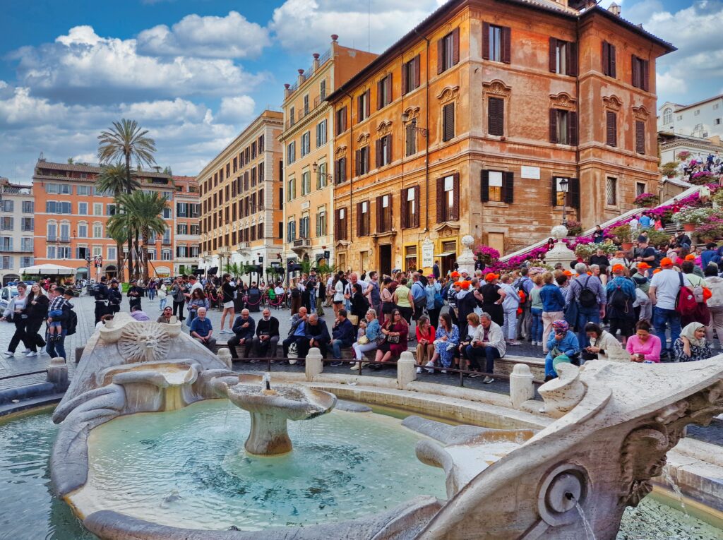 Fontana della Barcaccia (łódka) w Rzymie u stóp Schodów Hiszpańskich podczas wycieczki do Włoch