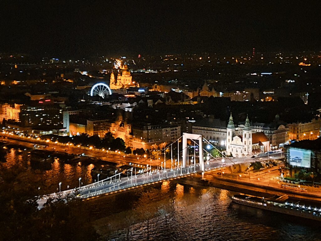 panorama nocnego Budapesztu z widoczną katedrą św. Stefana oraz Dunaju