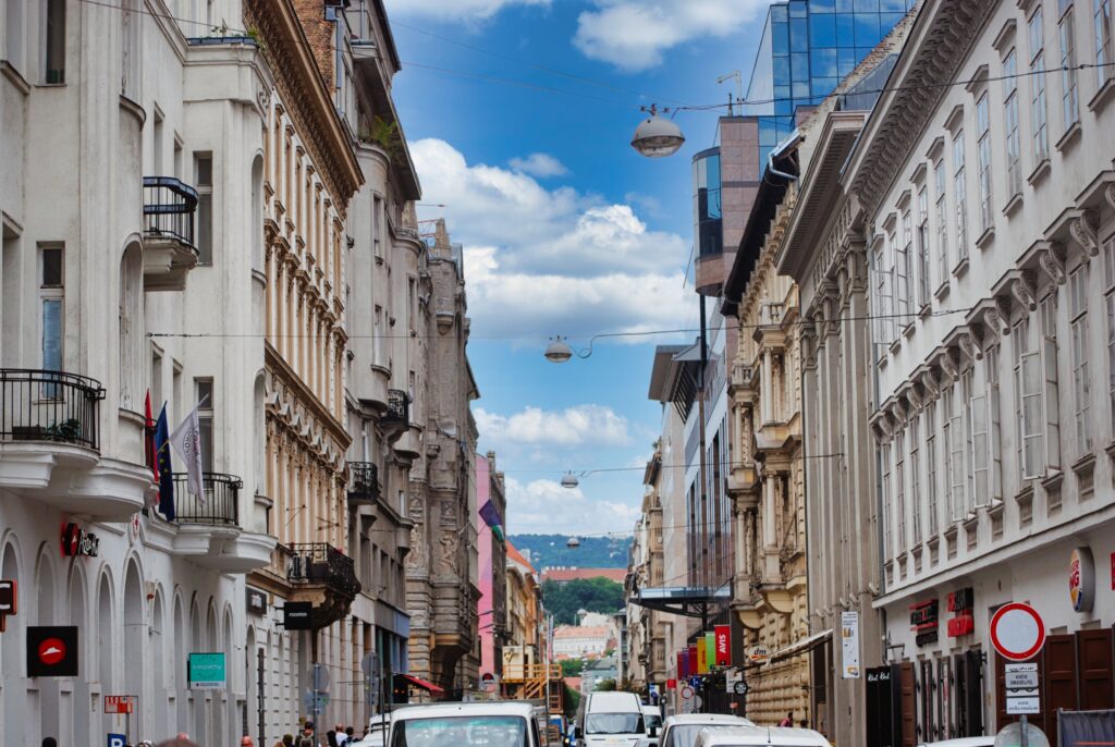 ulica w zabytkowej stolicy Węgier podczas wyjazdu na city-break do Budapesztu