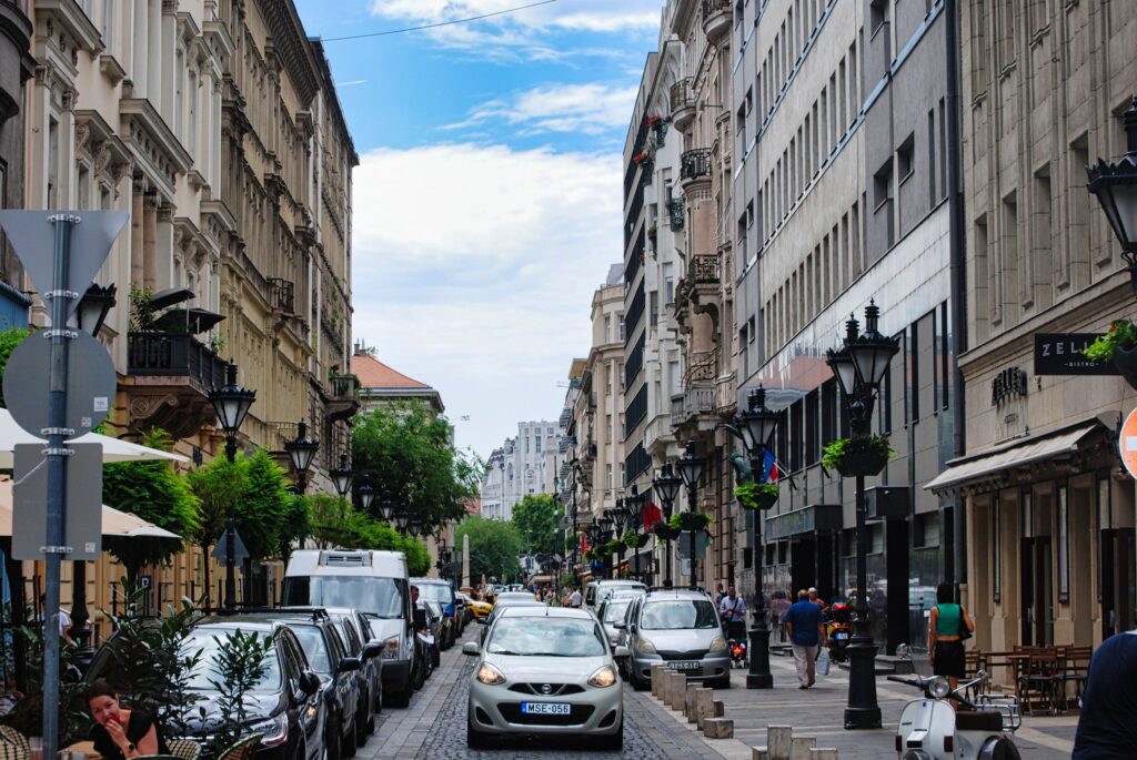 jedna z wielu zabytkowych ulic w Budapeszcie w pięknymi secesyjnymi kamienicami