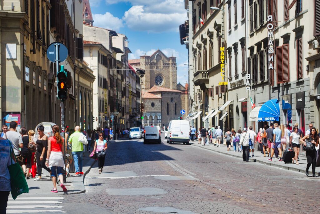 ulica w pięknej Florencji podczas spaceru do Katedry Santa Maria del Fiore