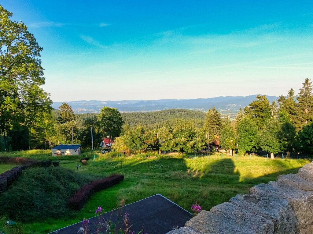 widok na Karkonosze z Karpacza w rejonie kościoła Wang