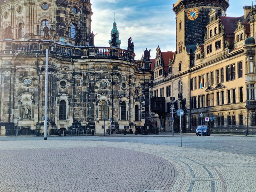 Kościół Dworski (Hofkirche) w Dreźnie, jeden z największych obiektów sakralnych na terenie Saksonii