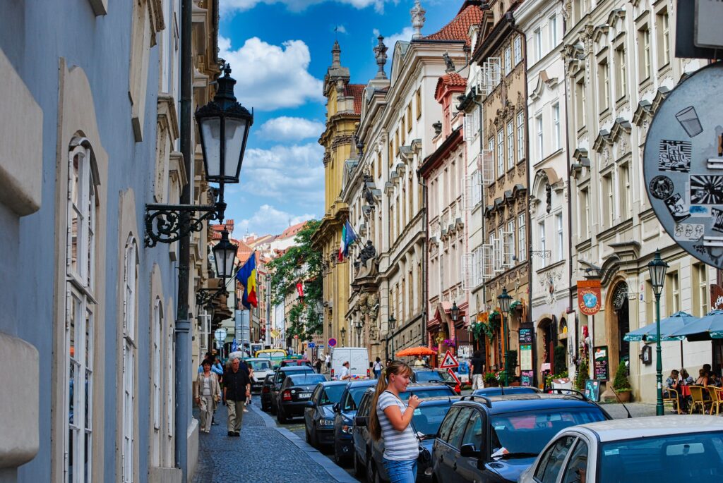 malownicza dzielnica Pragi - Mala Strana podczas spaceru na Hradczany.