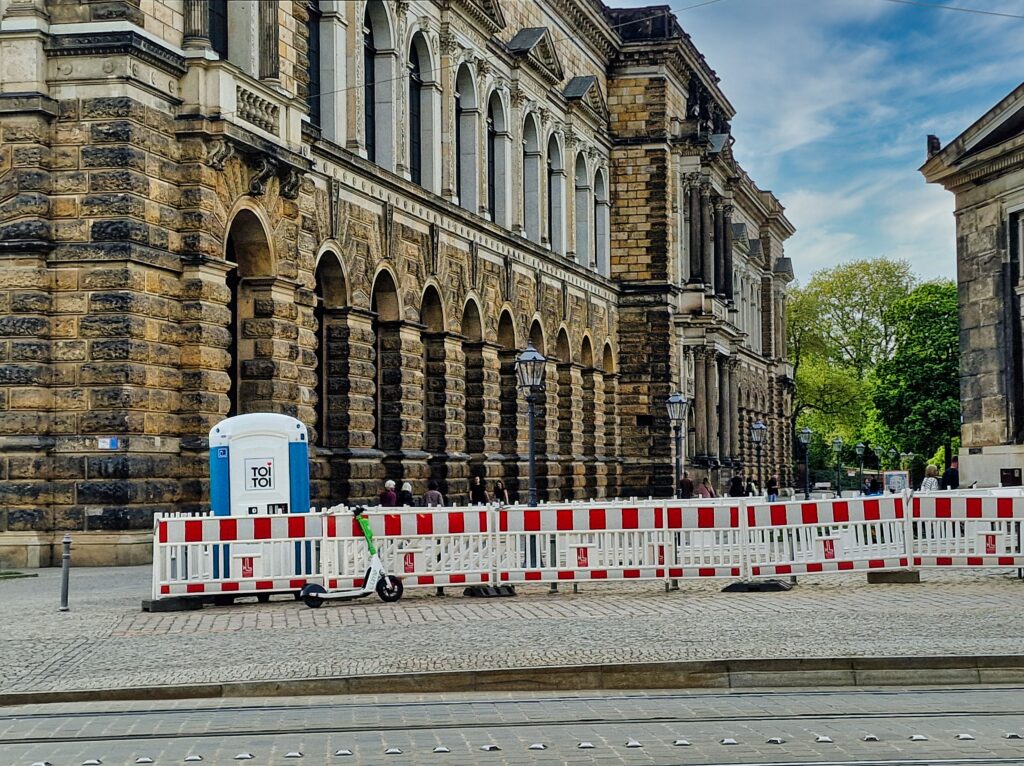 boczne ujęcie kompleksu pałacowego Zwinger w centrum Drezna