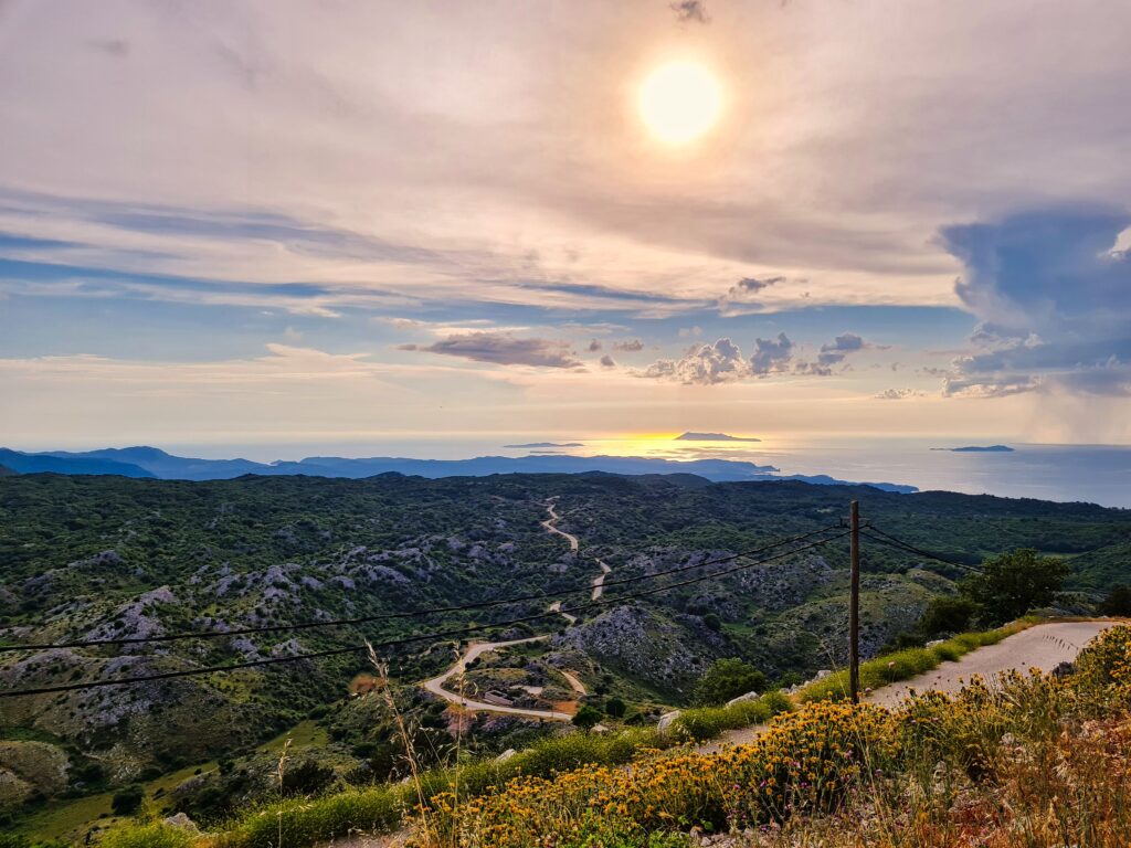 widok z najwyższej góry na Korfu - Pantokratora, m.in. na sąsiadujące wysepki Morza Jońskiego