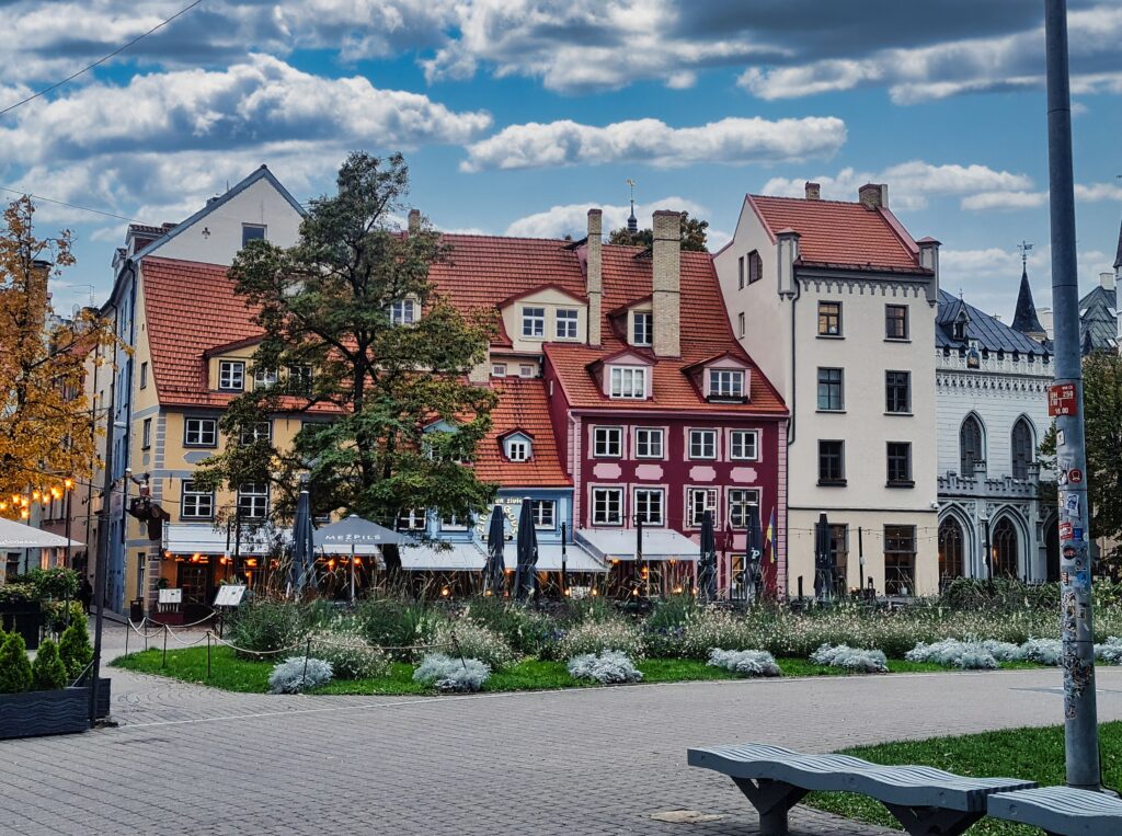 Plac Liwski w Rydze, miejsce tętniące życiem pełne restauracji i kafejek