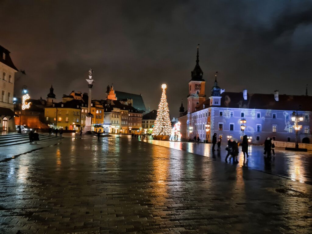 Plac Zamkowy podczas spaceru po Warszawie w czasie świąt Bożego Narodzenia