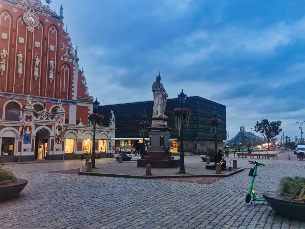 Pomnik Rolanda koło Domu Bractwa Czarnogłowych