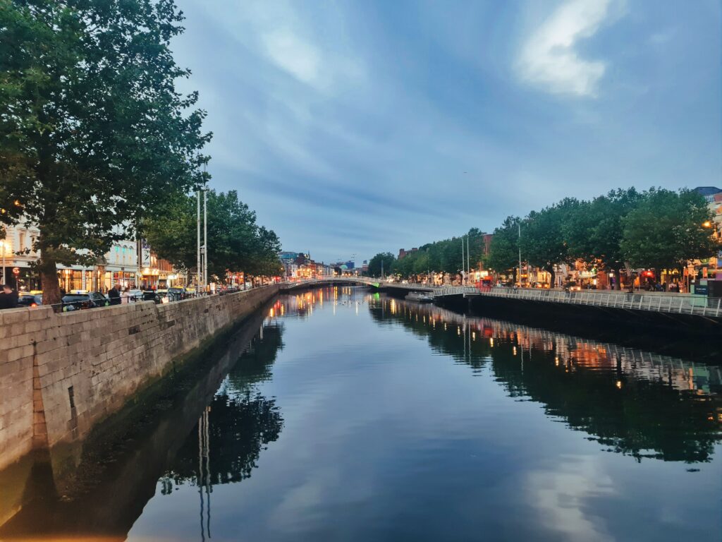 jedna z największych rzek w Irlandii - Liffey płynąca przez Dublin