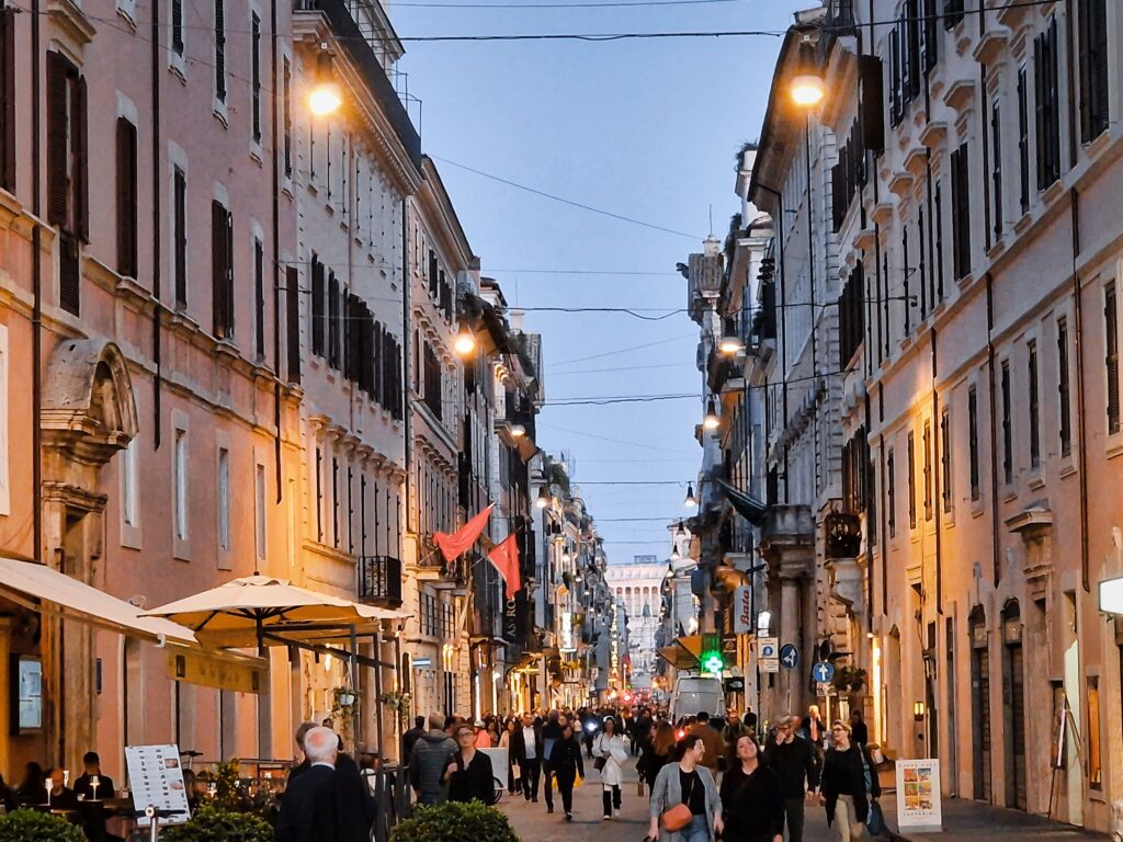 promenada w Rzymie Via del Corso, dochodząca do placu Piazza del Popolo