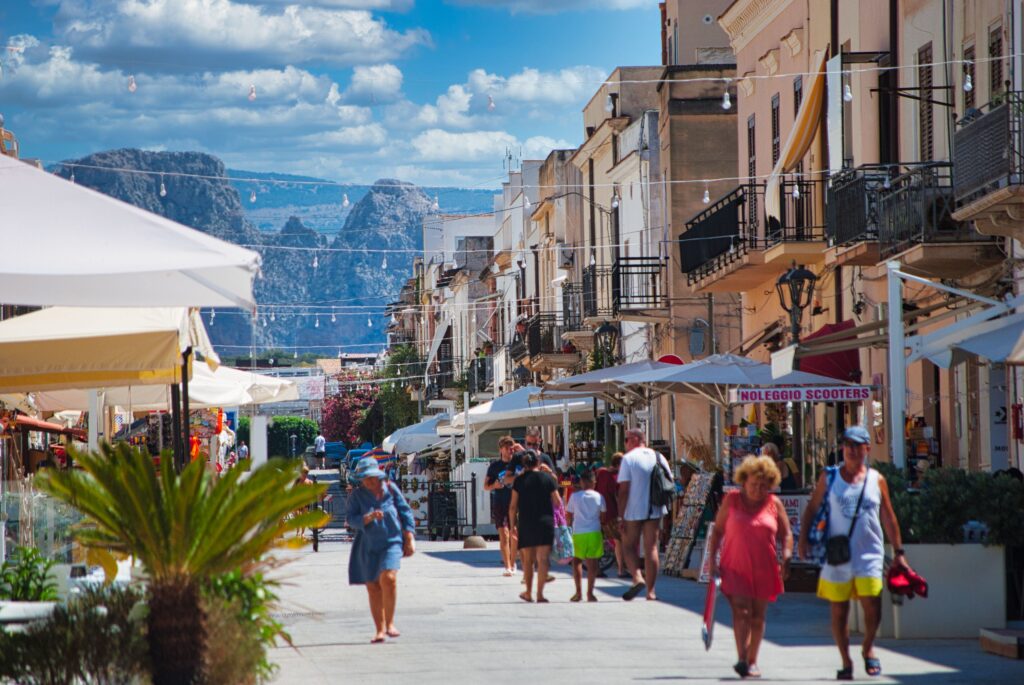 jedna z uliczek w centrum kurortu San Vito lo Capo podczas wyjazdu na wakacje na Sycylii