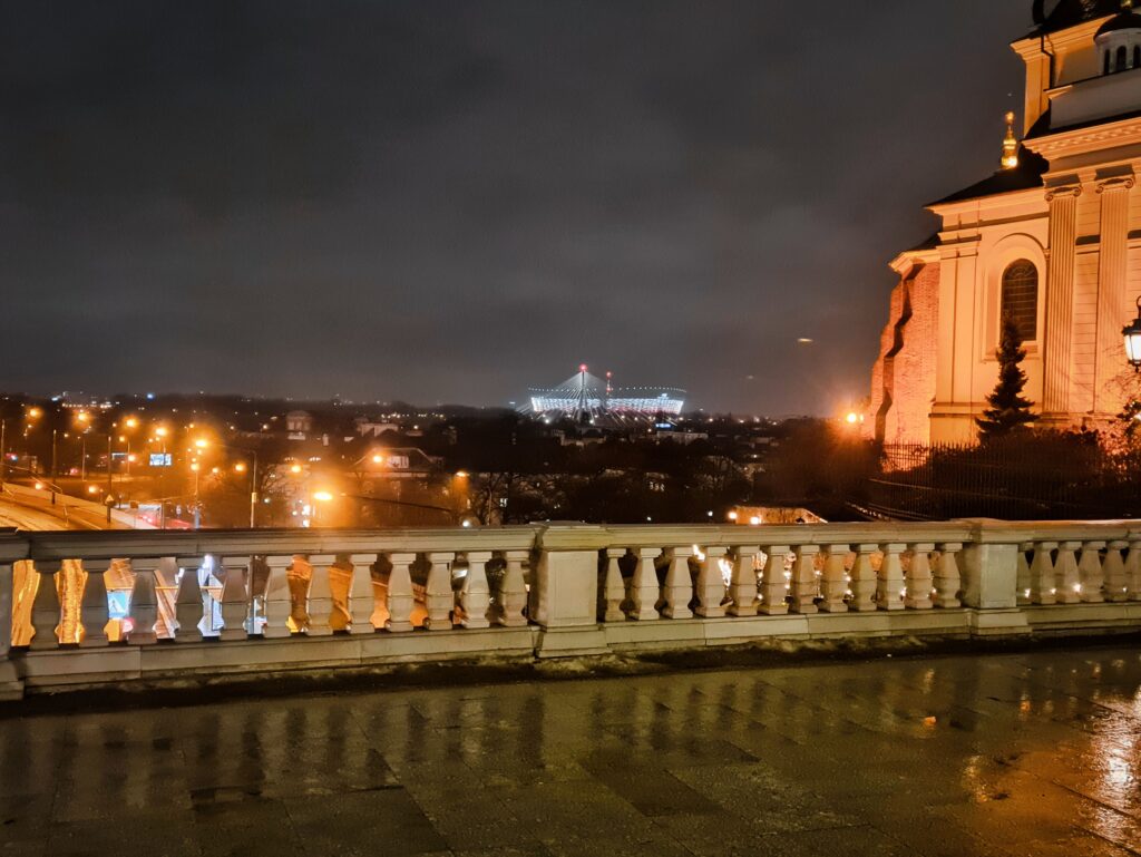 nocny widok na Stadion Narodowy z Placu Zamkowego