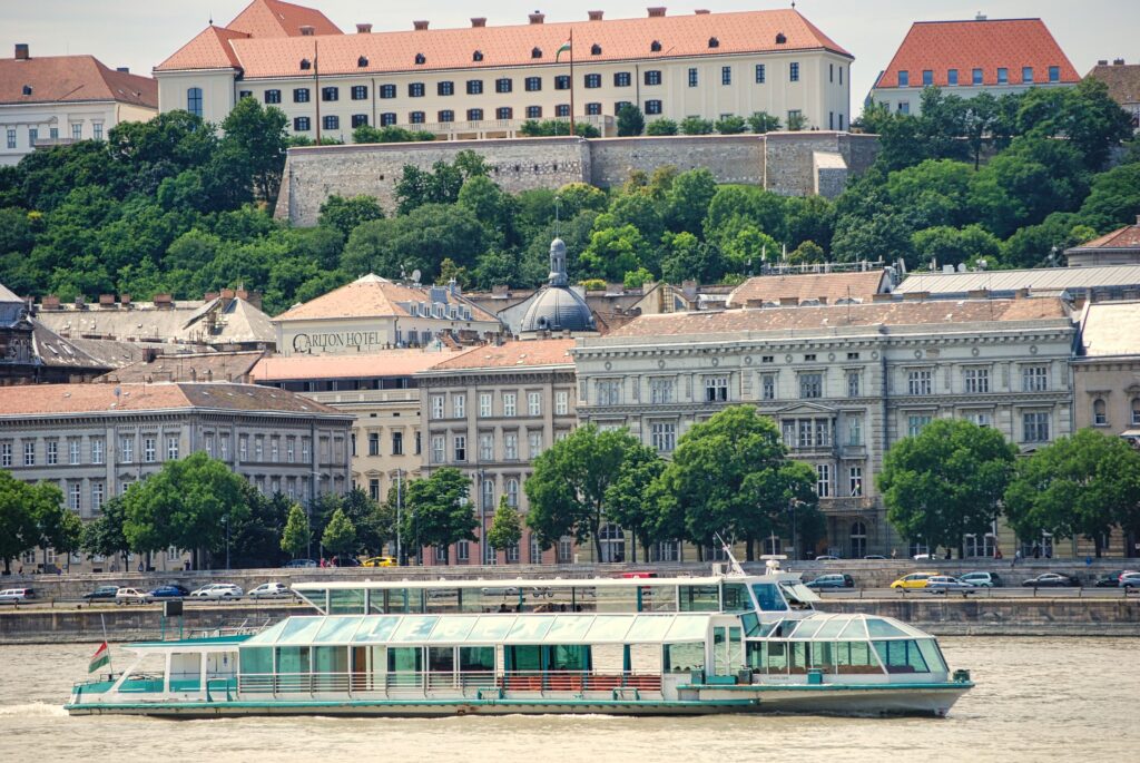 Zamek Królewski w Budapeszcie widziany z brzegu Dunaju