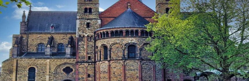 Najstarszy kościół w Niderlandach - Bazylika św. Serwacego w Maastricht podczas wiosennej wycieczki do Beneluksu