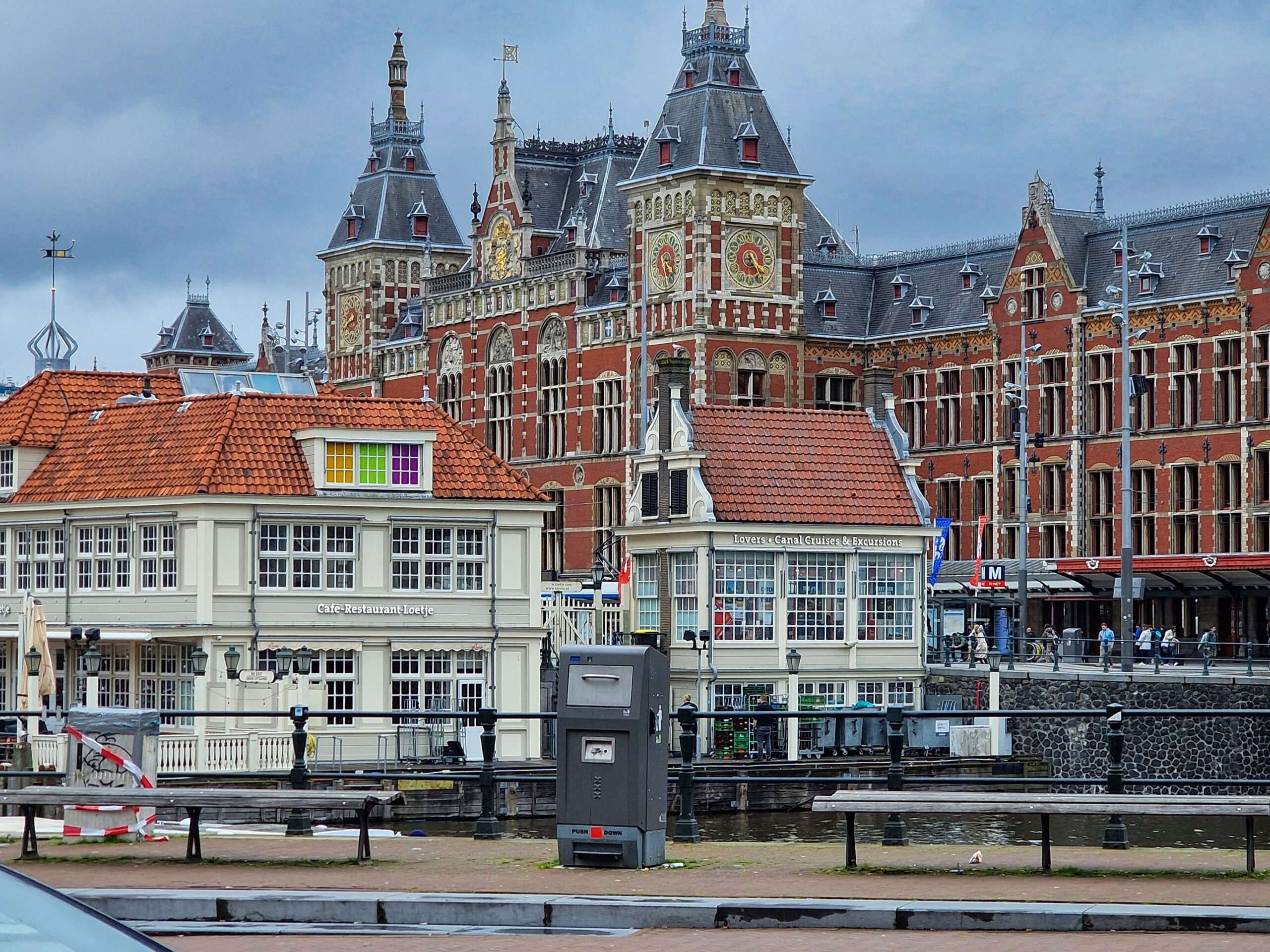 słynna restauracja w Amsterdamie ze słynnym dworcem kolejowym w jej tle