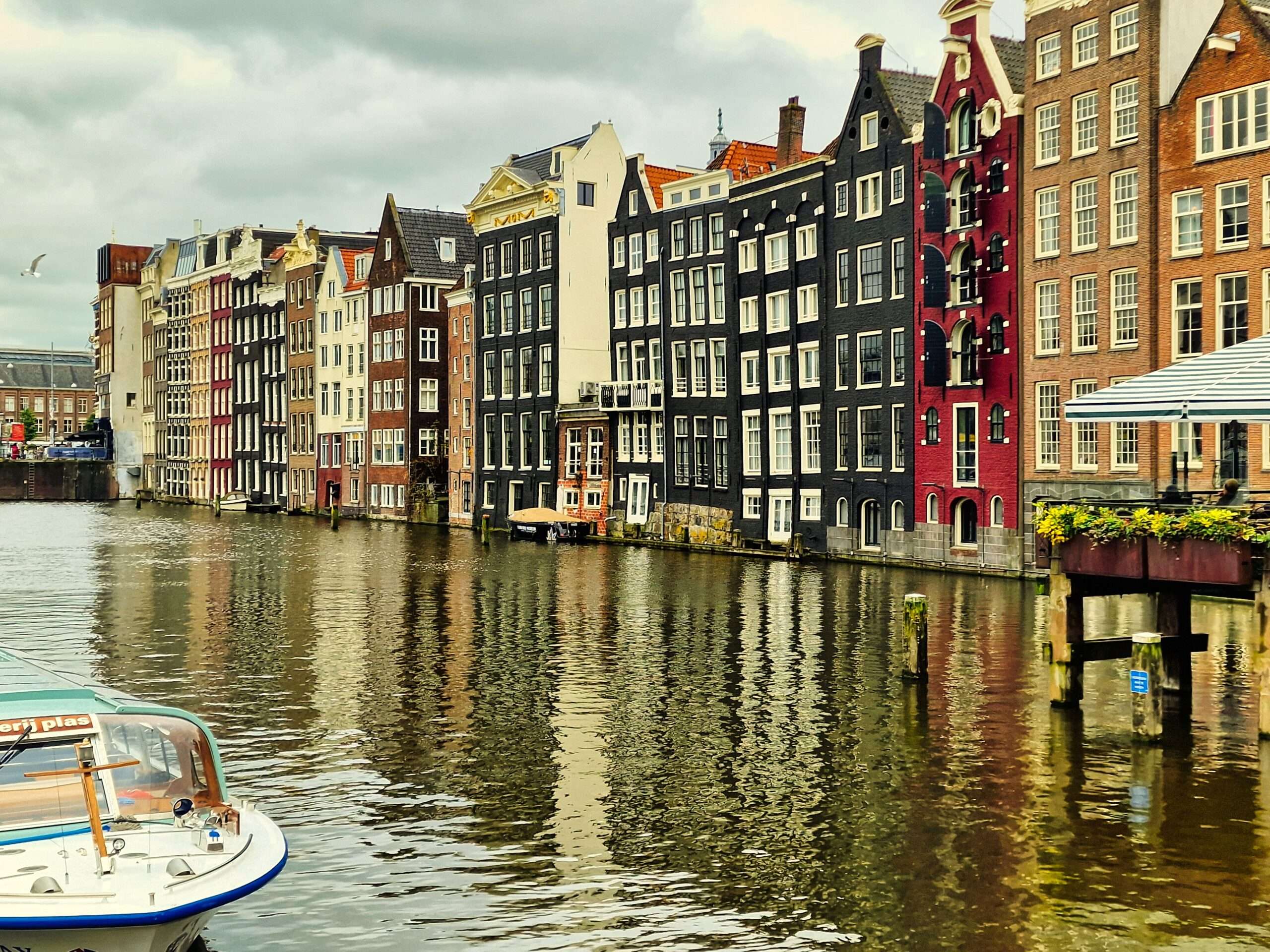 kamieniczki w niderlandzkim stylu nad jednym z kanałów Amsterdamu