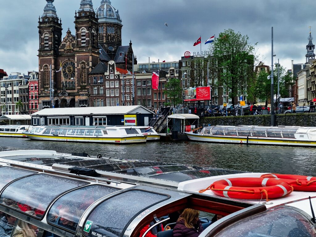 kościół Saint Nicholas w Amsterdamie widoczny z przystani statków na wycieczki po amsterdamskich kanałach