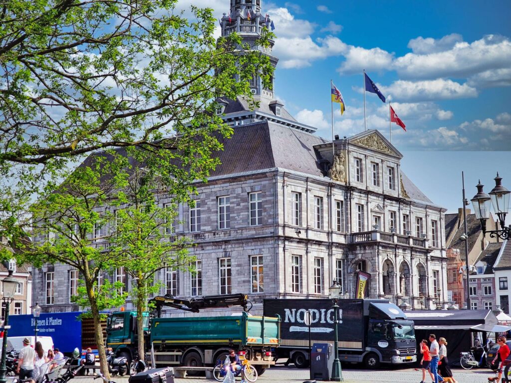zabytkowy ratusz w centrum Maastricht podczas majówki w Holandii