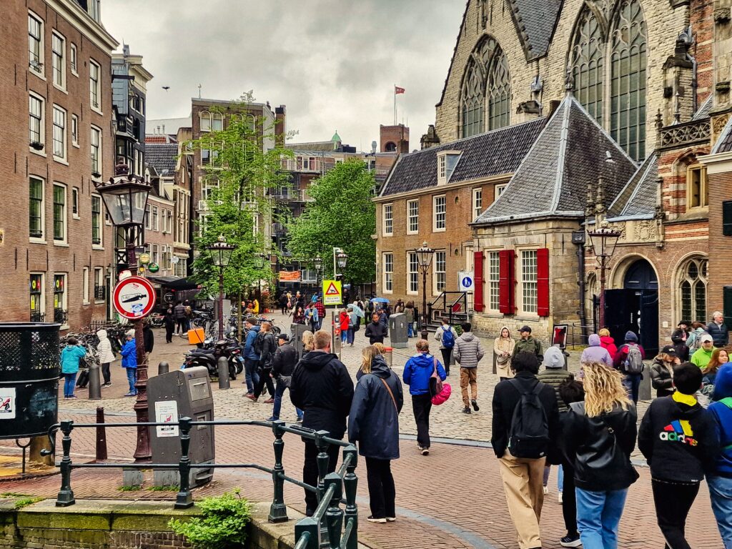 przy Starym Kościele (Oude Kerk) w Amsterdamie podczas spaceru do przystani statków wycieczkowych