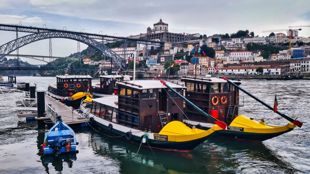 łodzie na rzece Duero, która w Porto wpada do Atlantyku