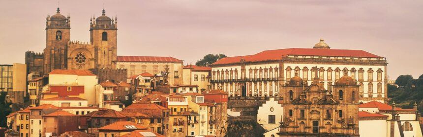 panorama portugalskiego miasta Porto z widocznym zabytkowym kościołem Se Catedral
