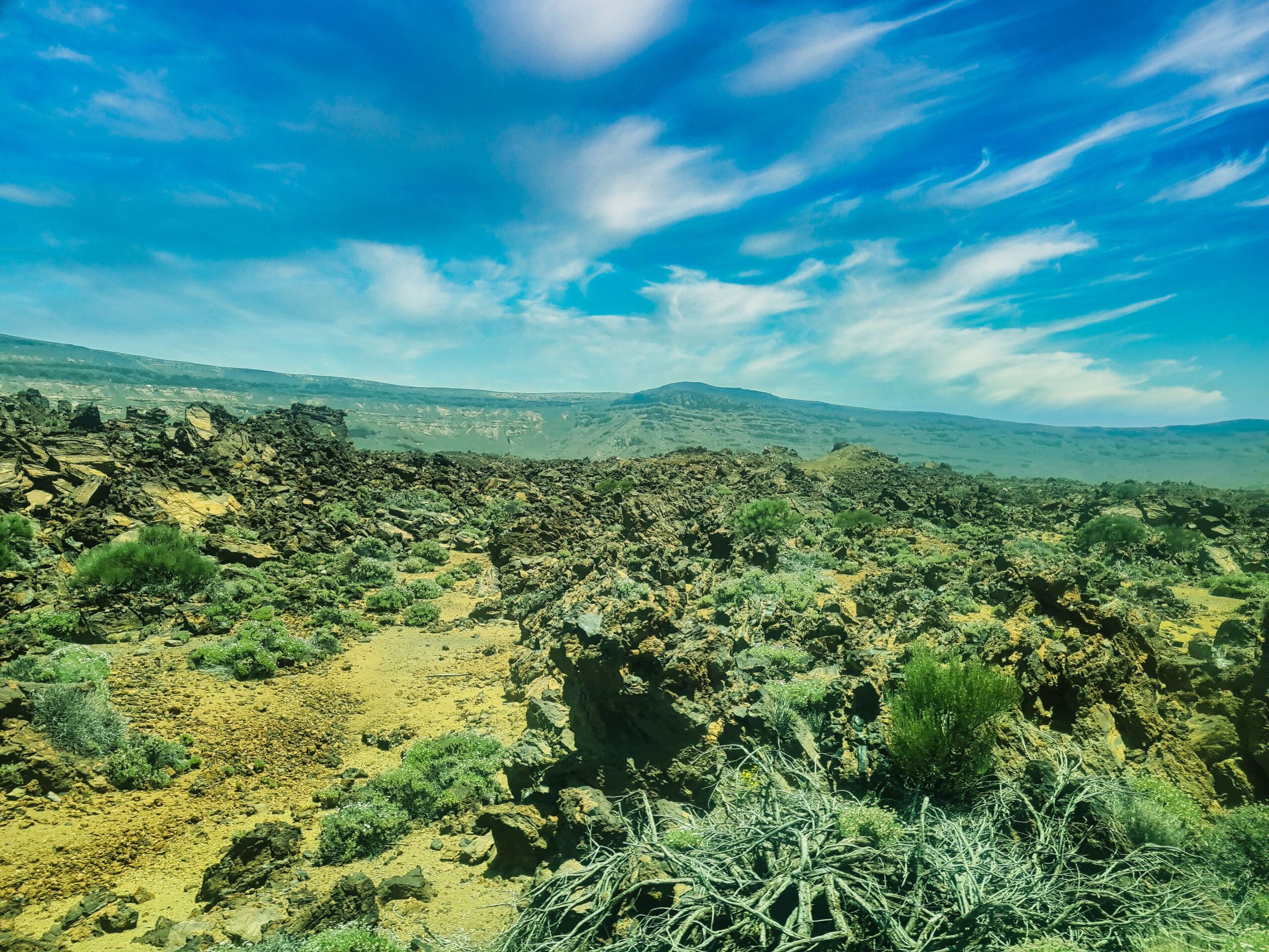 Powulkaniczny krajobraz Parku El Teide podczas wycieczki po Teneryfie