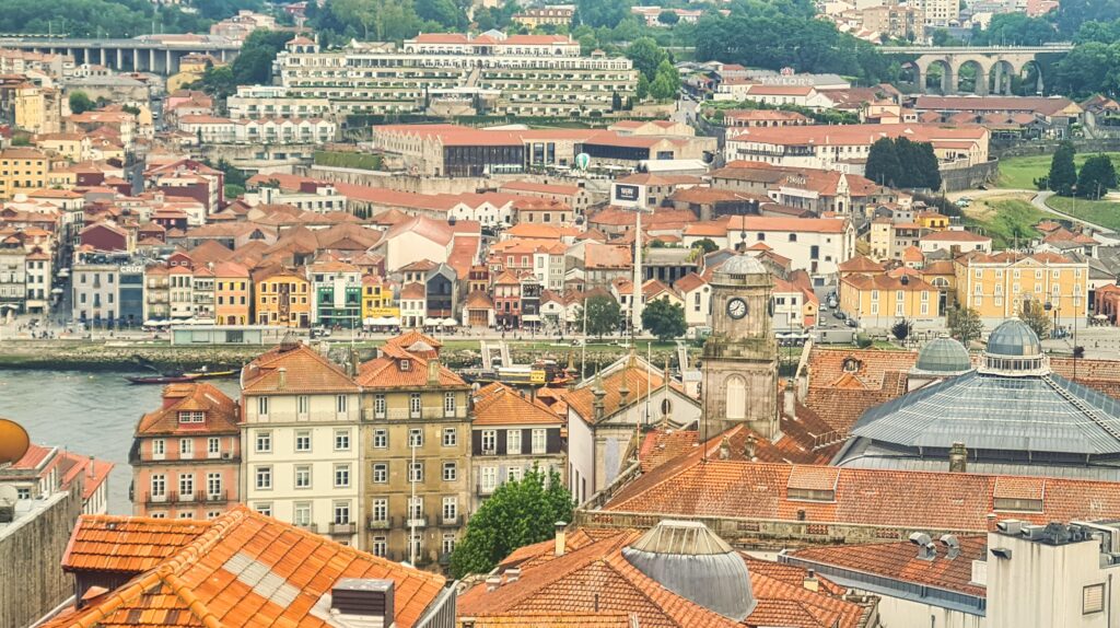 panorama portugalskiego miasta Porto z okolicznych wzniesień podczas city-breaku do Porto