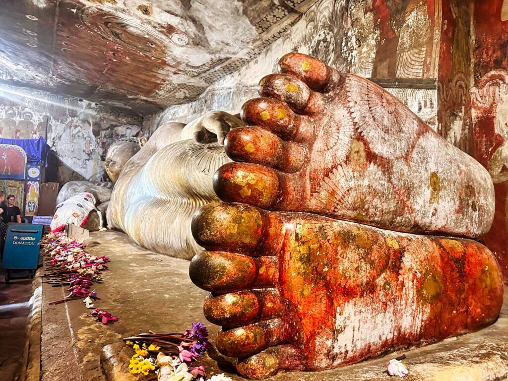 Złota świątynia Dambulla na Sri Lance - miejsce kultu Buddy zlokalizowane w 5 jaskiniach z wiekiem powstania sięgającym do I w p.n.e.