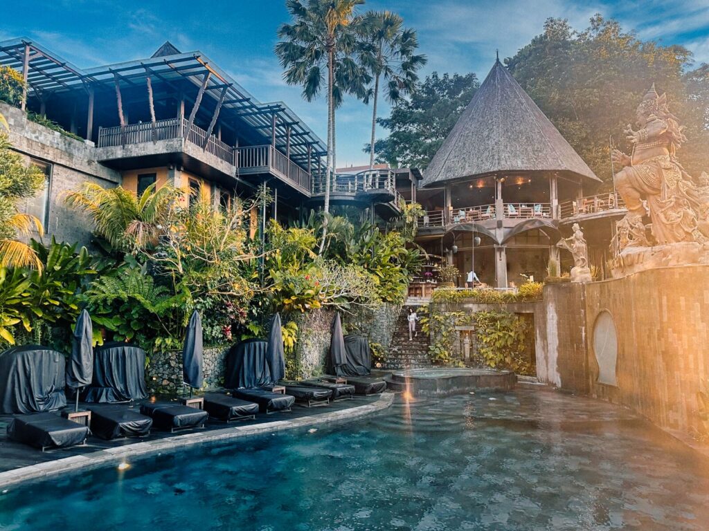 luksusowy hotel na indonezyjskiej wyspie Bali zanurzony w przepięknej dżungli podczas wypadu na wakacje na Bali