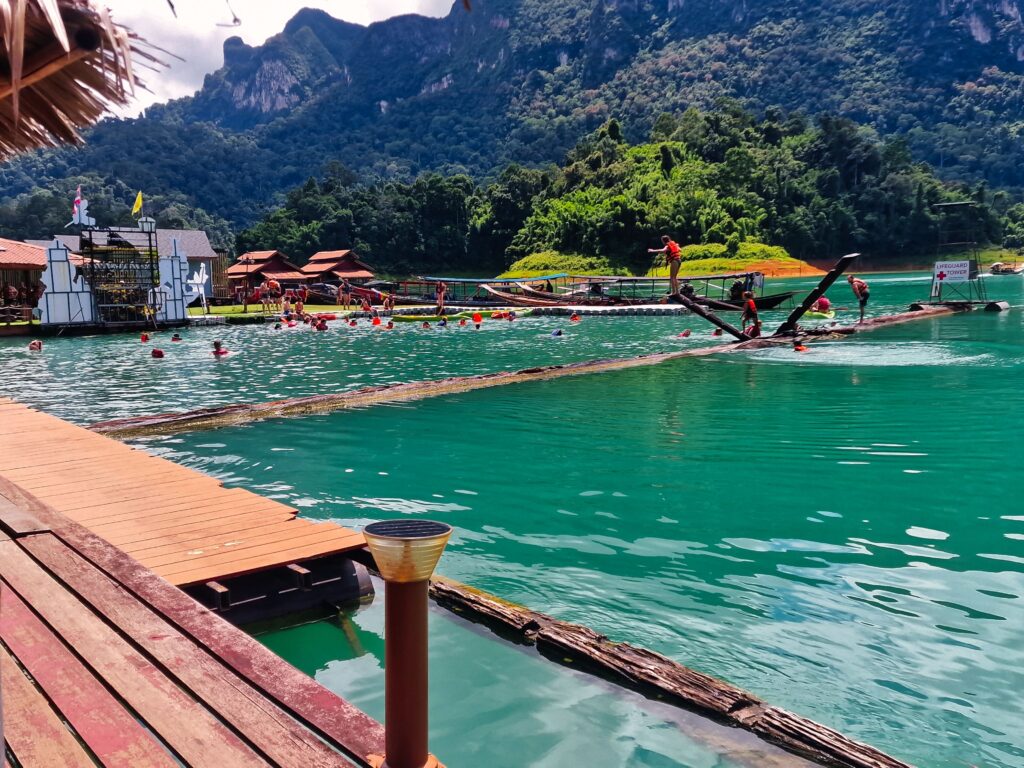 schronisko nad Jeziorem Cheow Lan w Parku Narodowym Khao Sok z jednym z najstarszych lasów deszczowych na świecie