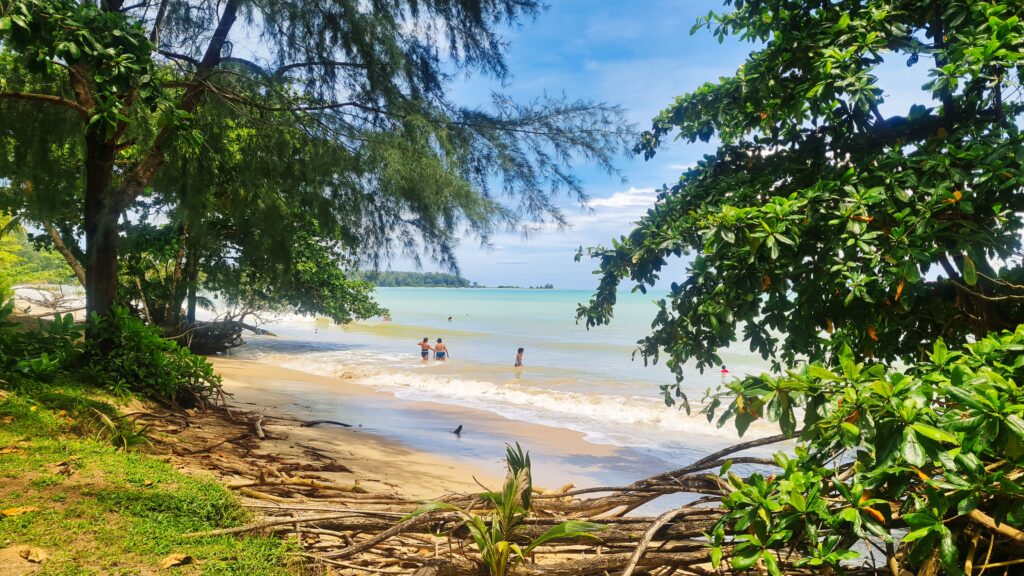 hotelowa tropikalna plaża przy hotelu Kantary Beach Khao Lak