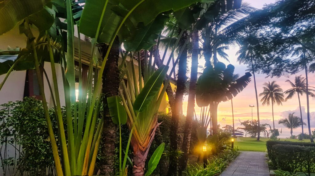 piękny zachód słońca przy dojściu na plażę w hotelu Kantary Beach Khao Lak