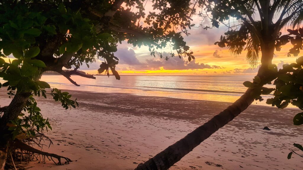 imponujący zachód słońca widziany z plaży hotelu Kantary Beach Khao Lak