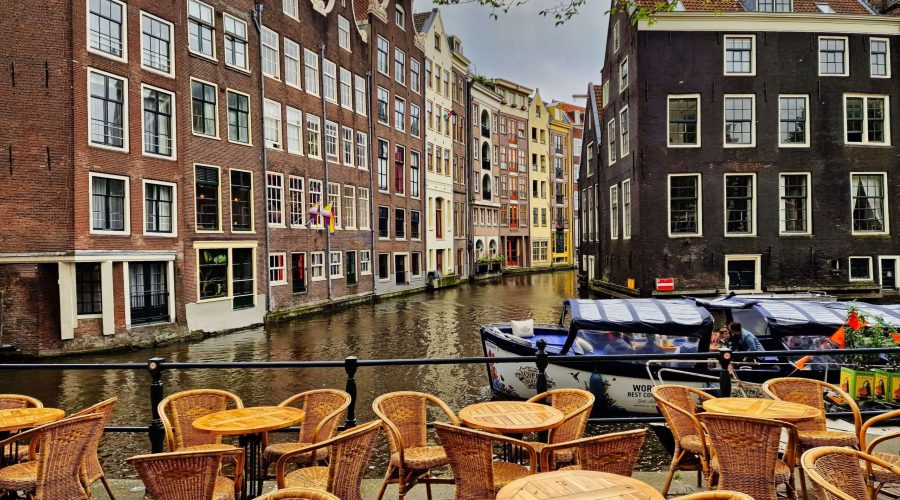 restauracja przy jednym z kanałów w Amsterdamie