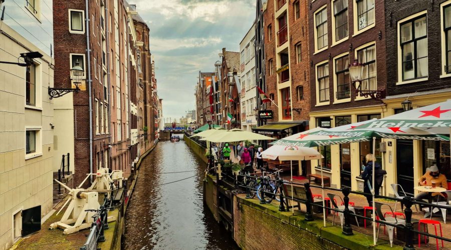 wąski kanał w rejonie Oudezijds Kolk podczas spaceru po amsterdamskim Starym Mieście