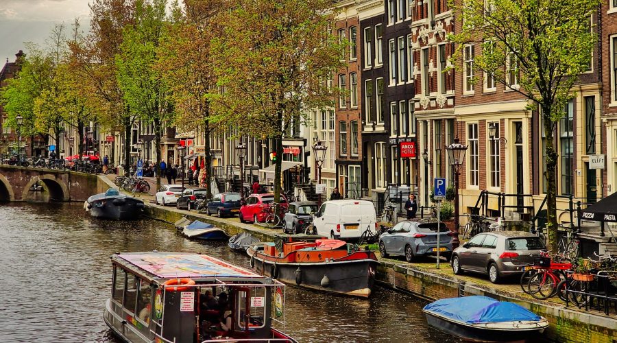 malowniczy amsterdamski kanał podczas majówki w Niderlandach