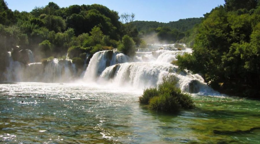 Park Narodowy Wodospadów Krka koło Szybenika to jedna z największych naturalnych atrakcji Chorwacji