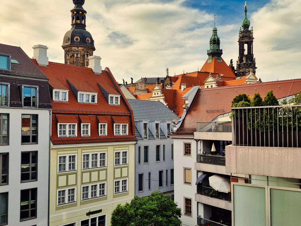 widok na Stare Miasto w Dreźnie z tarasy aparthotelu w stolicy Saksonii