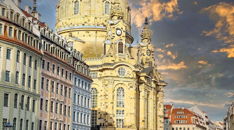 Kościół Marii Panny w Dreźnie, luterańki barokowy kościół przy Neumarkt w Dreźnie o zachodzie słońca.
