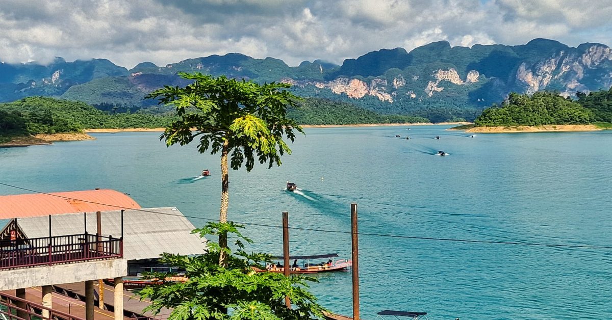 przystań łodzi typu bamboo, z którego rozpoczynają się rejsy po Jeziorze Cheow Lan w Parku Narodowym Khao Sok