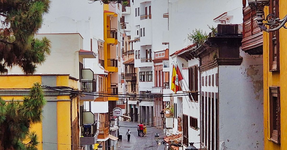 uliczka w mieście Icod de los Vinos niedaleko słynnego "Smoczego Drzewa" podczas wycieczki fakultatywnej po Teneryfie